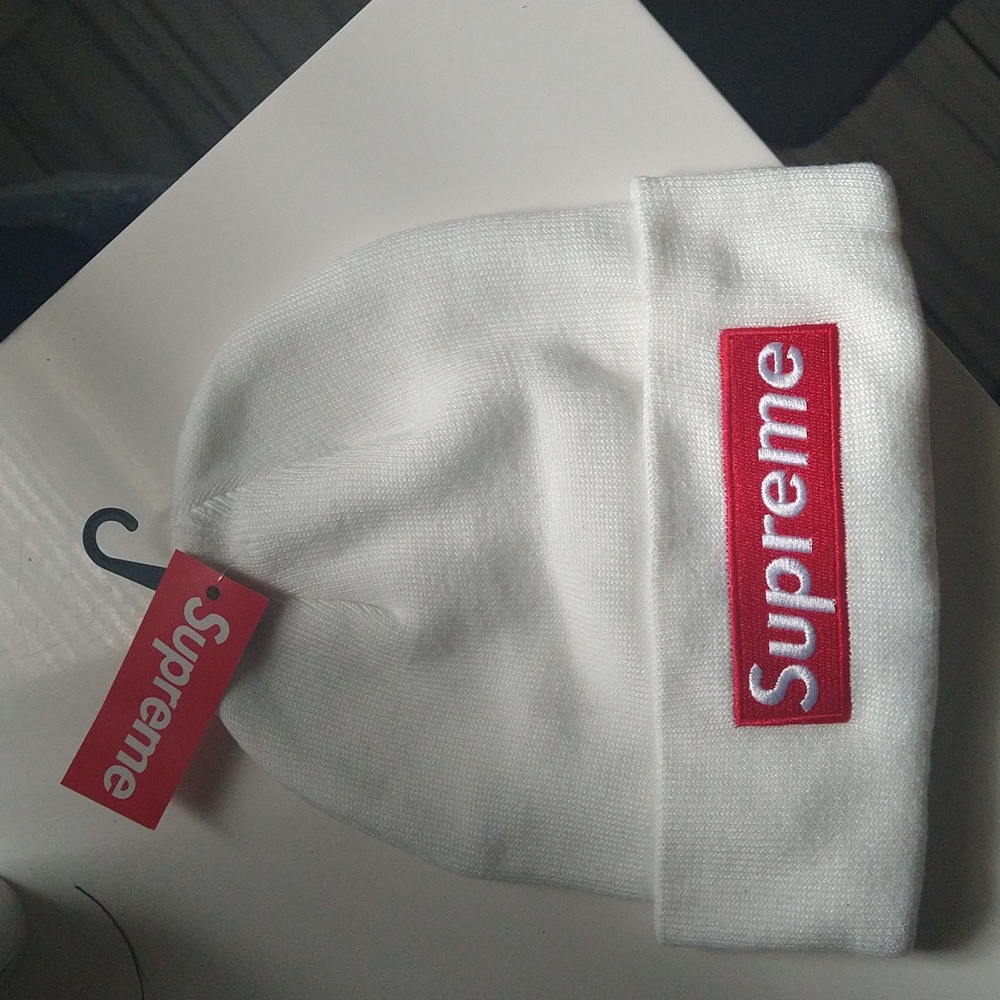 SUPREME beanie